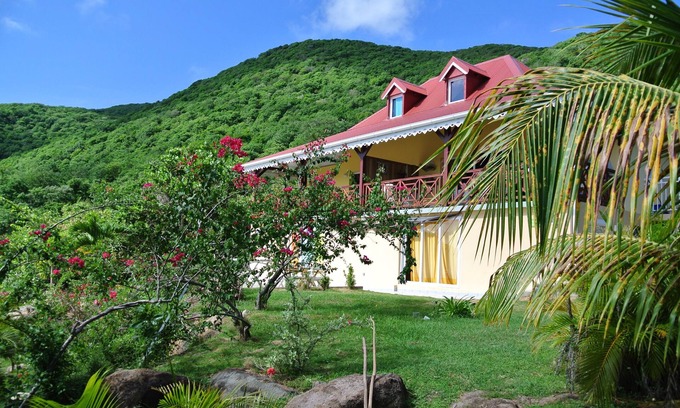 Terre-de-Bas Apartment | THE SAINTES Apart. T2 superb view on the bay of the SAINTES, from 60 €