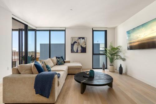 Downtown Apartment | The Sapphire Nest - Spectacular Rooftop Amenities Ocean views 2BR