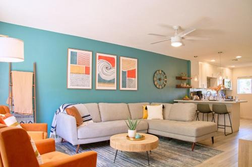 Fashion Square Apartment | The Scott Getaway - Walkable to Old Town, remodeled space, heated pool!