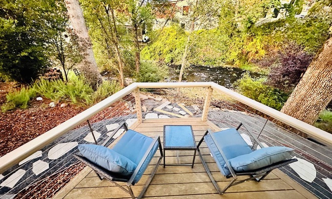 Silverton Cottage | The Shamrock Creekside Cottage- ONE BLOCK FROM DOWNTOWN & on the CREEK!
