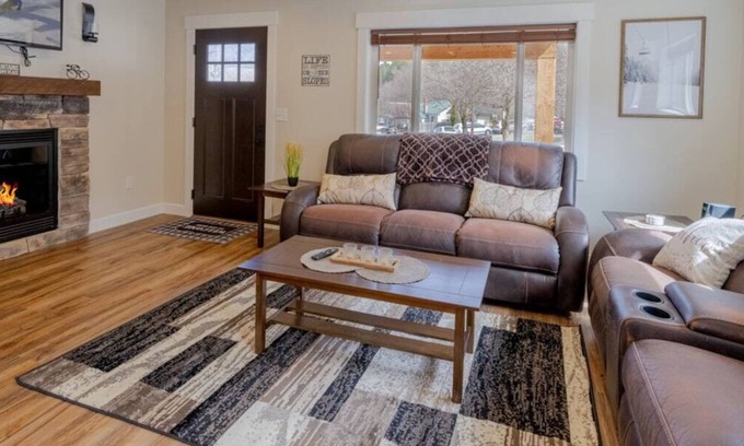 Kellogg House | The Silver Mountain Chalet- Private Hot Tub!