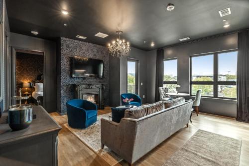 Edgehill House | The Smokeshow on Music Row near Broadway in Downtown Nashville- Pool, Gym, Patio