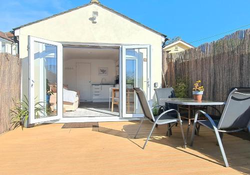 Etchinghill Apartment | The Snug - for Eurotunnel, North Downs Way & Golfing