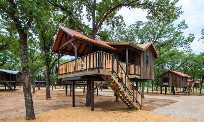 Elm Mott RV Rental | The Sparrow Treehouse 15 MIN to Magnolia & Baylor
