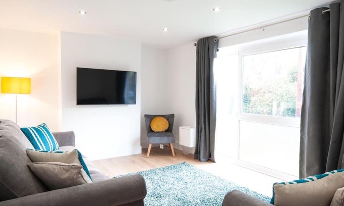 Cheltenham House | The Spitfire - Renovated 3-bed house in Cheltenham, SLEEPS 8