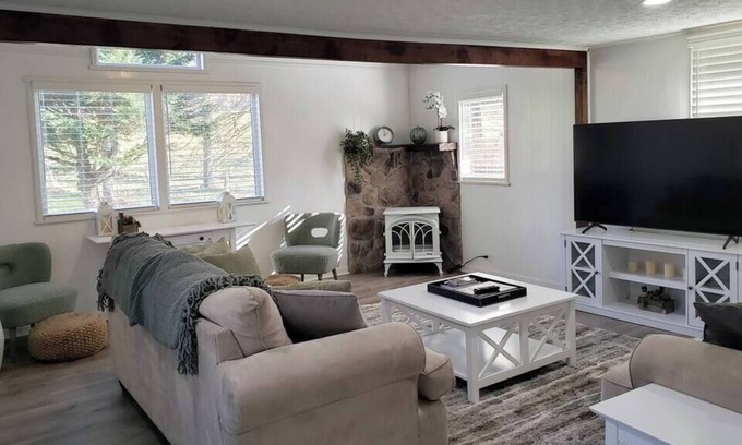 Ingles House | The Squirrel's Leap: quiet stay near Dehaven Park