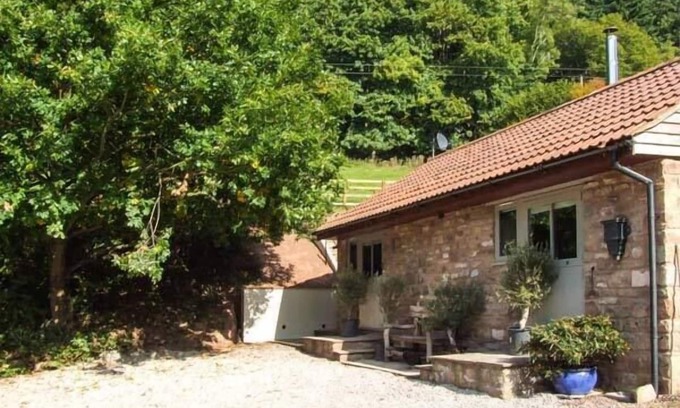 Ross-on-Wye Cottage | THE STABLE, character holiday cottage, with hot tub in Deepdean