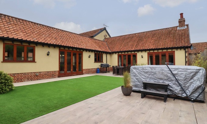 Diss Cottage | THE STABLES AT HALL BARN, family friendly in Walsham-Le-Willows