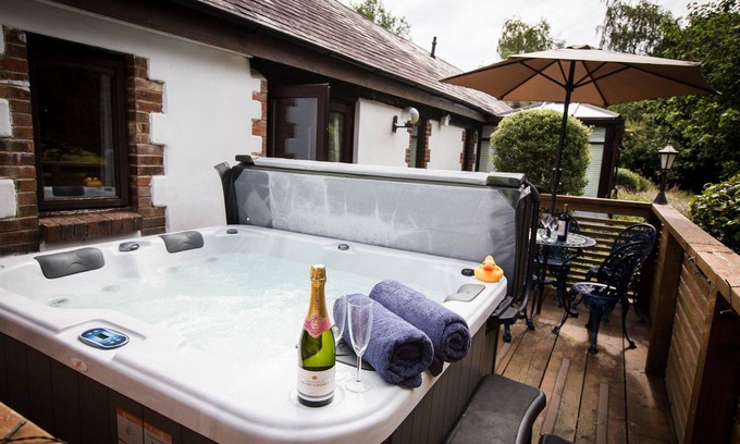 Devon Cottage | The Stables - Fully accessible dog friendly with a hot tub