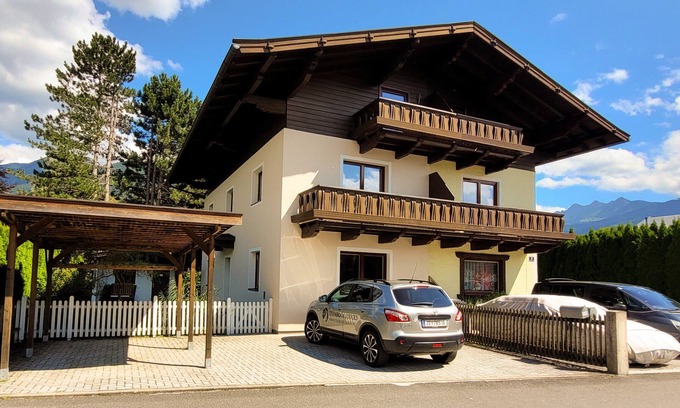 Schuttdorf Ski Chalet | The Steinbock Lodge