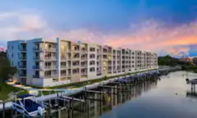 North Trail Condo | The Strand, Luxury Condo, Breathtaking Water Views