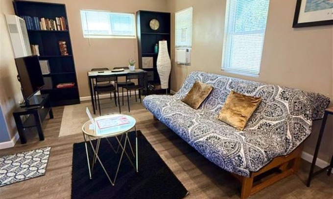 Clairemont Mesa West Apartment | The studio apartment in Clairemont - New AC unitn