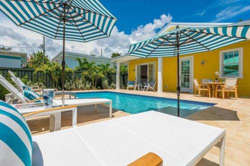 Grandview Heights Villa | The Sunshine Haven with Private Pool House!