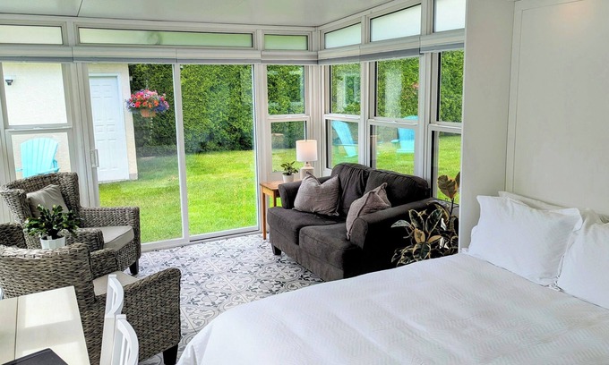 South Pandosy Apartment | The Sunshine Suite - Near Beaches and Wineries!