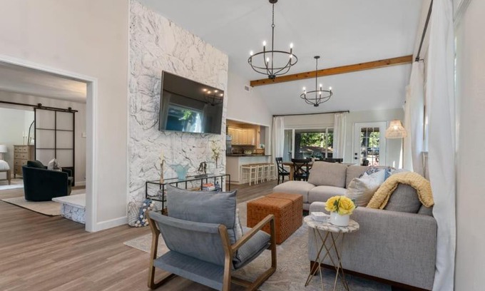 Enchanted Oaks House | The Susser Estate with Guest Cottage 20 Guests