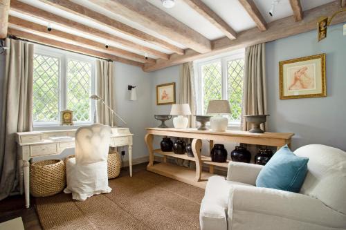 Swinbrook Apartment | The Swinbrook Manor House - Spacious 5BDR House with Garden