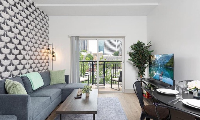 Charlotte Center City Apartment | The Tar Heel - Stylish 4BR with City Views - Free Parking - Gym - Pet-Friendly