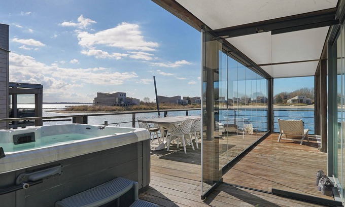 Ouddorp House | The terraces of a 4-person Villa Super VIP are located directly by the water, with access to a private swimming pier, jacuzzi and Infrared sauna.