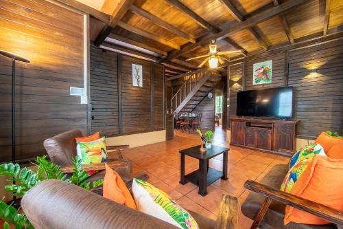 La Fortuna House | The Toucan Nest - AC, Gated & Pool