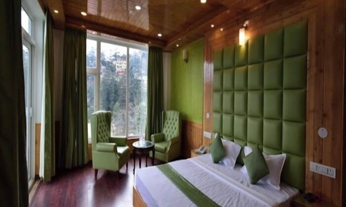 Knollswood Hotel | the town ville