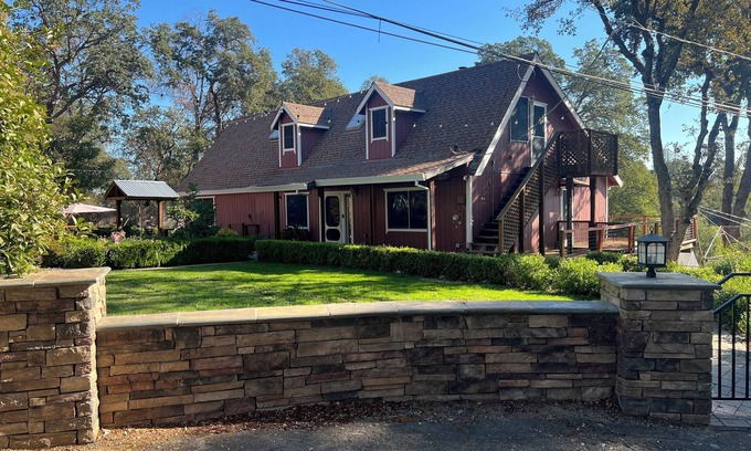 Placerville House | The Tree House 4-bedroom house in charming Placerville with AC sleeps 8