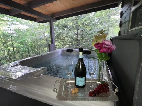 Jamestown House | The Treehouse TN Honeymoon Cabin HOT TUB - in BSF!