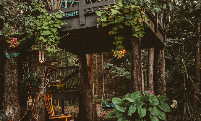 Elmo Cottage | The Treehouse, with a deck for grilling and relaxation.