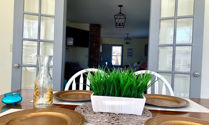 Niagara Falls Villa | The Trotter Manor - With Private Yard & Parking, Near Falls & Casino by Niagara Hospital
