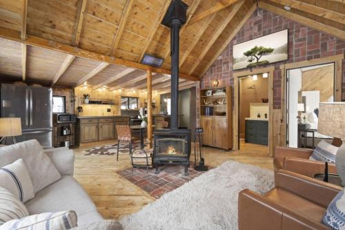 Coal Creek House | The Tyrolean Cabin. Panoramic Views. Hot Tub.