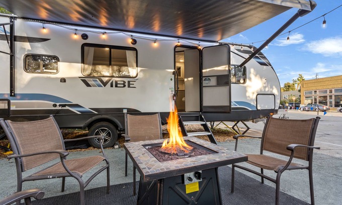 Martinez House | The Vibe -Modern Camper - Walk to Downtown