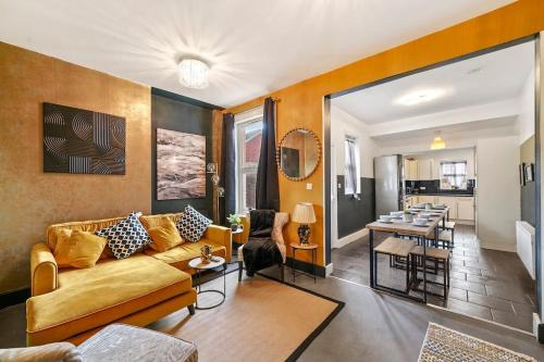 Canterbury House | The Vibrant Shamrock Canterbury Retreat - Spacious - Sleeps 14 - Ideal for Families & Gatherings