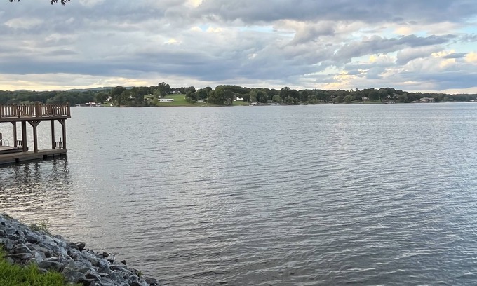 Hickory Cottage | “The View” Lake Front Cottage w/Hot tub