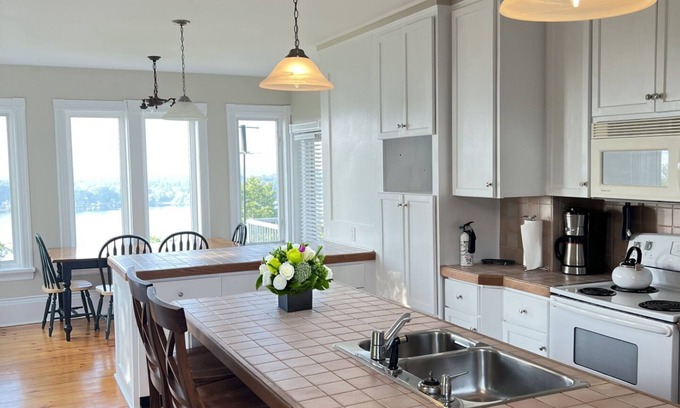 Prince Edward House | THE VIEW- Stunning 'Lake On The Mountain' Estate with Beach Access