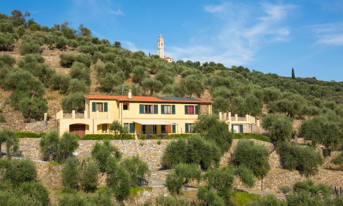 Costa dʼOneglia House | The villa with private pool is ideal for groups