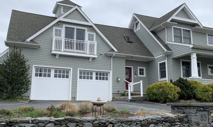 Jamestown Apartment | The Waves® Carriage House Apartment