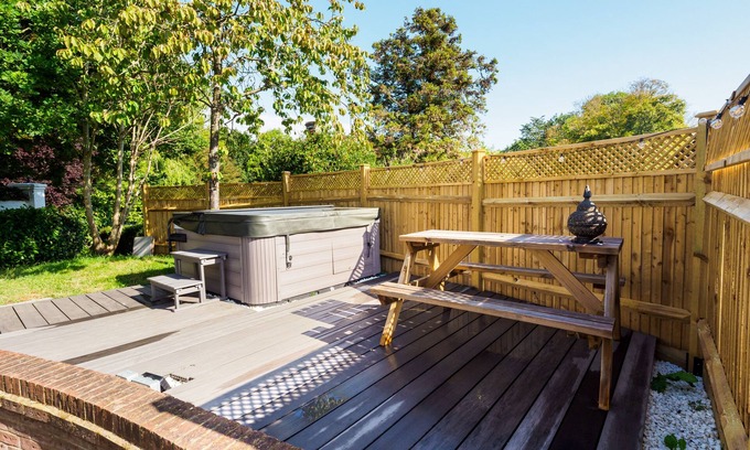 Upper Dicker House | The White Cottage at Gildridge + Private Hot Tub