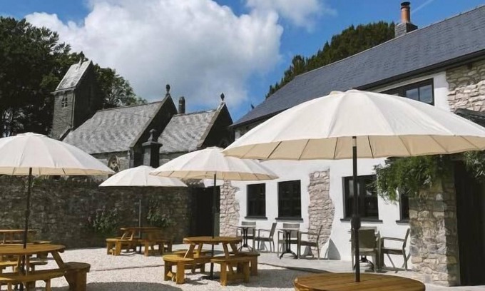 Cowbridge Hotel | The White Lion