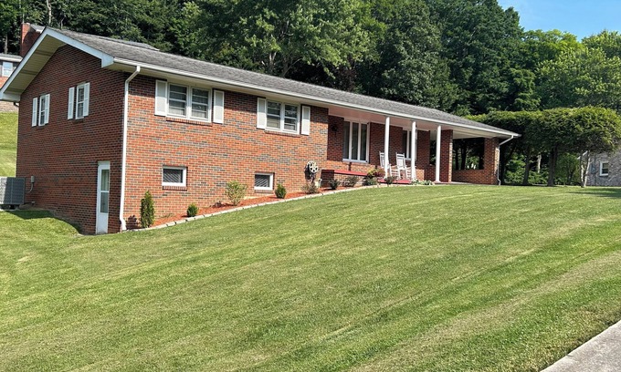Wise Bed & Breakfast | The Wise Owl, a charming 3-bedroom home in Wise with WiFi, AC