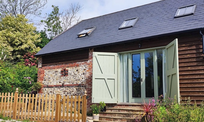 Etchinghill House | The Workshop - sleeps 2+1 guests in 1 bedroom. Set in a stunning AONB in Kent