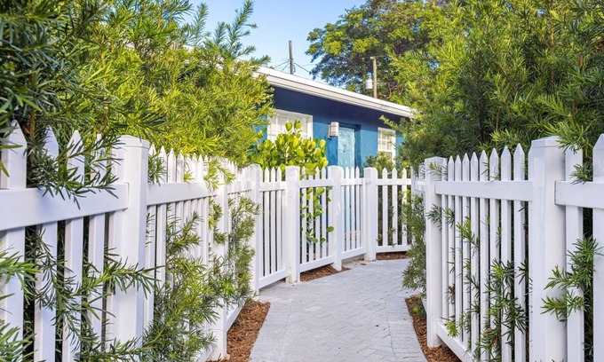 Sailboat Bend Apartment | The Yellow Submarine Sailboat Bend