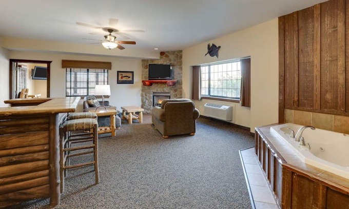 Sioux City Hotel | Theme Suite, Whirlpool, Stoney Creek, Dry Bar, Fireplace | 2 Units