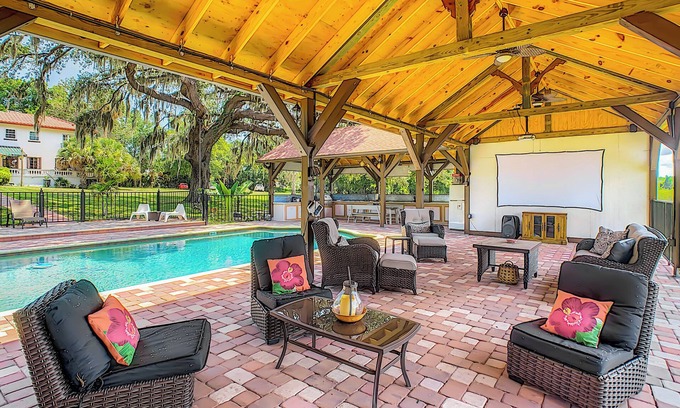 Fairvilla House | Themed Speak Easy w/Pool, Hottub & Lake