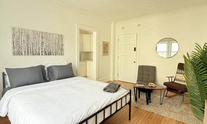 East Avenue Apartment | This apartment is a 0 bedroom(s), 1 bathrooms, located in Rochester, NY.
