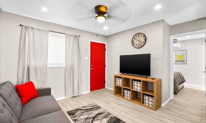 Biggs Field Apartment | This apartment is a 1 bedroom(s), 1 bathrooms, located in El Paso, TX.