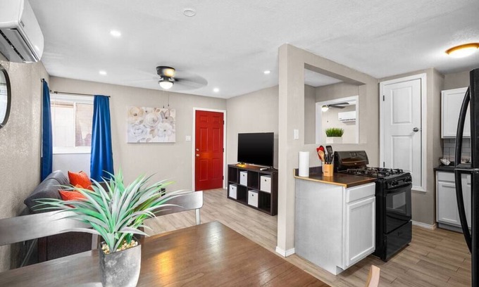 Biggs Field Apartment | This apartment is a 1 bedroom(s), 1 bathrooms, located in El Paso, TX.
