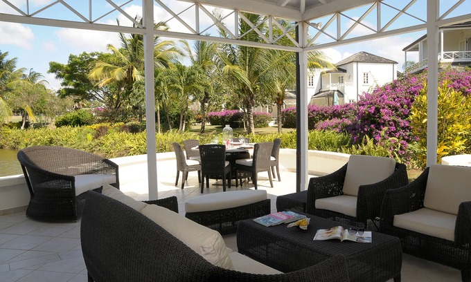 Dunscombe House | This beautifully decorated 3 Bedroom 3 bathroom Duplex Villa next to Apes Hill Polo Club