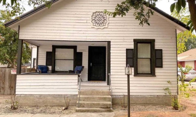 Armona Cottage | This cottage is a 2 bedroom(s), 1 bathrooms, located in Armona, CA.