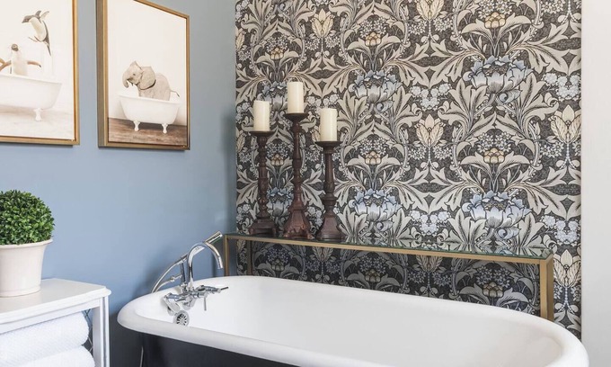 West Queen Anne House | This guest house is a 1 bedroom(s), 1 bathrooms, located in Seattle, WA.