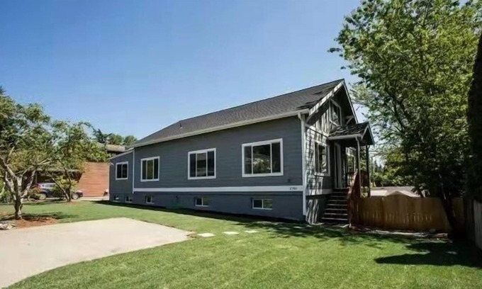 Haller Lake House | This house is a 10 bedroom(s), 4 bathrooms, located in Seattle, WA.