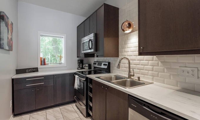 Southmoreland House | This house is a 2 bedroom(s), 2 bathrooms, located in Kansas City, MO.